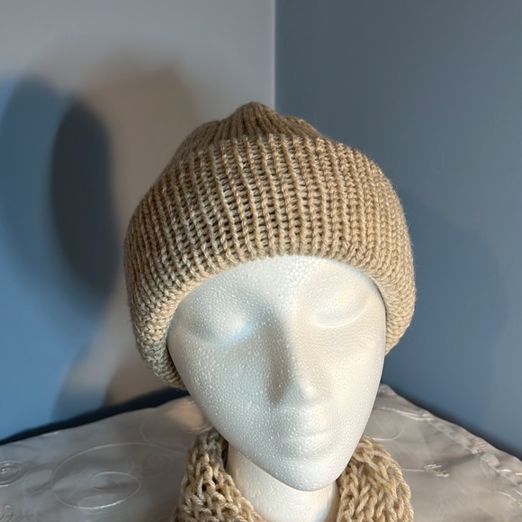 Handmade Knit Womans/Girls Beanie & Cowl set  Cream NEW - Picture 4 of 6